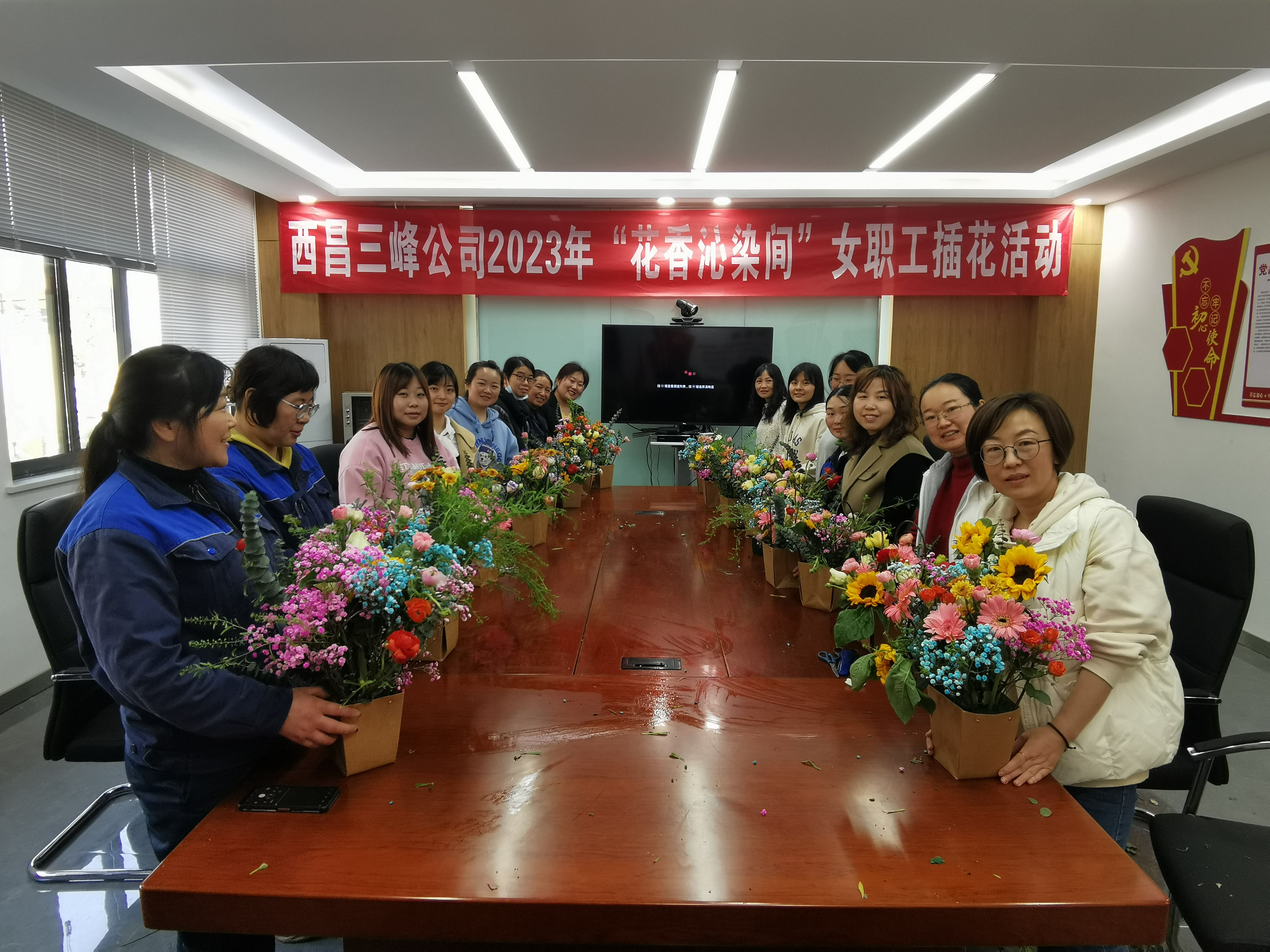 3月7日，四川西昌公司开展“花香沁染间”插花活动。.jpg